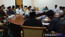 Caption: aliansi pemuda dan warga tiga desa, saat audiensi dengan Komisi I DPRD Sampang, (dok. regamedianews). 