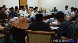 Caption: aliansi pemuda dan warga tiga desa, saat sampaikan aspirasi kepada Komisi I DPRD Sampang, (dok. regamedianews). 