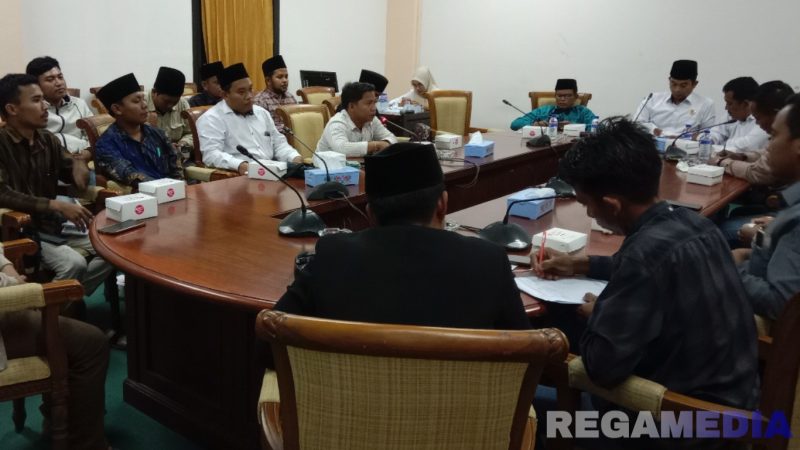 Caption: aliansi pemuda dan warga tiga desa, saat sampaikan aspirasi kepada Komisi I DPRD Sampang, (dok. regamedianews). 