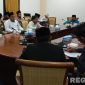 Caption: aliansi pemuda dan warga tiga desa, saat sampaikan aspirasi kepada Komisi I DPRD Sampang, (dok. regamedianews). 