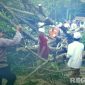 Caption: tampak polisi bersama warga Palengaan Laok, mengevakuasi pohon tumbang akibat diterjang angin puting beliung, (dok. regamedianews). 