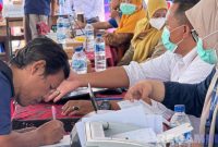Caption: petugas kesehatan saat mendata warga binaan Lapas Narkotika sebelum di skrining TBC, (foto istimewa). 