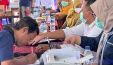 Caption: petugas kesehatan saat mendata warga binaan Lapas Narkotika sebelum di skrining TBC, (foto istimewa). 