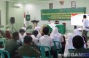 Caption: anggota Polres Pamekasan saat menyampaikan edukasinya kepada peserta penyuluhan, di aula Makodim 0826 Pamekasan, (dok. regamedianews). 