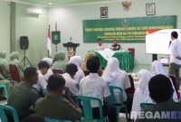 Caption: anggota Polres Pamekasan saat menyampaikan edukasinya kepada peserta penyuluhan, di aula Makodim 0826 Pamekasan, (dok. regamedianews). 