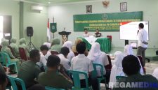 Caption: anggota Polres Pamekasan saat menyampaikan edukasinya kepada peserta penyuluhan, di aula Makodim 0826 Pamekasan, (dok. regamedianews). 