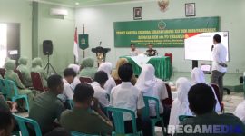 Caption: anggota Polres Pamekasan saat menyampaikan edukasinya kepada peserta penyuluhan, di aula Makodim 0826 Pamekasan, (dok. regamedianews). 