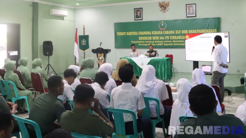 Caption: anggota Polres Pamekasan saat menyampaikan edukasinya kepada peserta penyuluhan, di aula Makodim 0826 Pamekasan, (dok. regamedianews). 