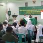 Caption: anggota Polres Pamekasan saat menyampaikan edukasinya kepada peserta penyuluhan, di aula Makodim 0826 Pamekasan, (dok. regamedianews). 