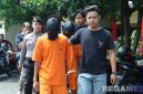 Caption: tersangka pemerkosaan inisial J dan A yang sempat buron, tengah digelandang anggota Satreskrim Polres Bangkalan, (dok. regamedianews). 