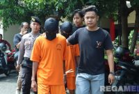 Caption: tersangka pemerkosaan inisial J dan A yang sempat buron, tengah digelandang anggota Satreskrim Polres Bangkalan, (dok. regamedianews). 