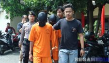 Caption: tersangka pemerkosaan inisial J dan A yang sempat buron, tengah digelandang anggota Satreskrim Polres Bangkalan, (dok. regamedianews). 