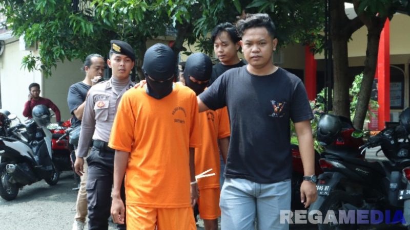 Caption: tersangka pemerkosaan inisial J dan A yang sempat buron, tengah digelandang anggota Satreskrim Polres Bangkalan, (dok. regamedianews). 