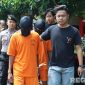Caption: tersangka pemerkosaan inisial J dan A yang sempat buron, tengah digelandang anggota Satreskrim Polres Bangkalan, (dok. regamedianews). 