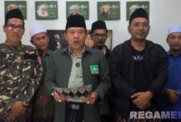 Caption: Ketua Tanfidziyah KH Itqon Bushiri bersama sejumlah pengurus PCNU Sampang, mengutuk keras program Xpose Uncensored yang ditayangkan Trans7, (foto istimewa). 