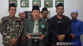 Caption: Ketua Tanfidziyah KH Itqon Bushiri bersama sejumlah pengurus PCNU Sampang, mengutuk keras program Xpose Uncensored yang ditayangkan Trans7, (foto istimewa). 