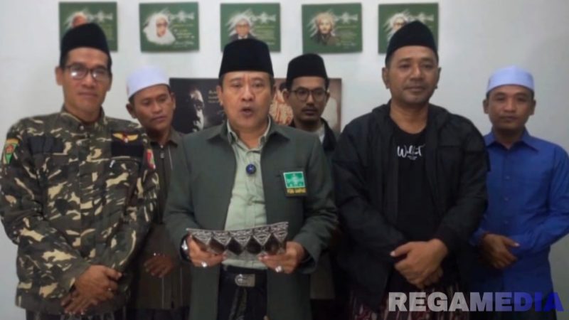 Caption: Ketua Tanfidziyah KH Itqon Bushiri bersama sejumlah pengurus PCNU Sampang, mengutuk keras program Xpose Uncensored yang ditayangkan Trans7, (foto istimewa). 