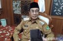 Caption: Bupati Pamekasan KH Kholilurrahman, saat diwawancara awak media di Pendopo Ronggosukowati, (dok. regamedianews). 