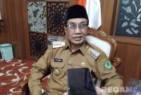 Caption: Bupati Pamekasan KH Kholilurrahman, saat diwawancara awak media di Pendopo Ronggosukowati, (dok. regamedianews). 