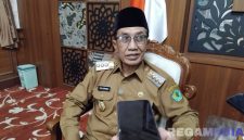 Caption: Bupati Pamekasan KH Kholilurrahman, saat diwawancara awak media di Pendopo Ronggosukowati, (dok. regamedianews). 