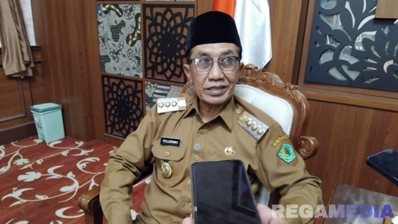 Caption: Bupati Pamekasan KH Kholilurrahman, saat diwawancara awak media di Pendopo Ronggosukowati, (dok. regamedianews). 