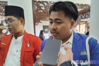 Caption: Homaidi aktivis Pergerakan Mahasiswa Islam Indonesia (PMII), saat diwawancara awak media, (dok. regamedianews). 