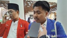 Caption: Homaidi aktivis Pergerakan Mahasiswa Islam Indonesia (PMII), saat diwawancara awak media, (dok. regamedianews). 