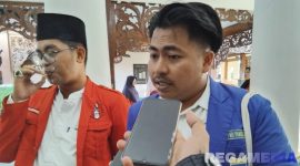 Caption: Homaidi aktivis Pergerakan Mahasiswa Islam Indonesia (PMII), saat diwawancara awak media, (dok. regamedianews). 
