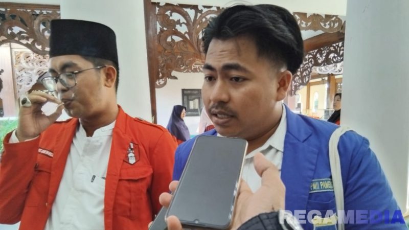 Caption: Homaidi aktivis Pergerakan Mahasiswa Islam Indonesia (PMII), saat diwawancara awak media, (dok. regamedianews). 