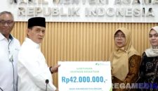 Caption: BPJS Ketenagakerjaan dampingi Wakil Menteri Agama, menyerahkan santunan kematian kepada pihak keluarga petugas haji yang wafat, (dok. foto istimewa). 