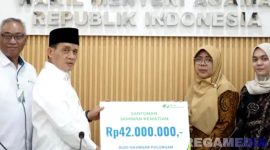 Caption: BPJS Ketenagakerjaan dampingi Wakil Menteri Agama, menyerahkan santunan kematian kepada pihak keluarga petugas haji yang wafat, (dok. foto istimewa). 