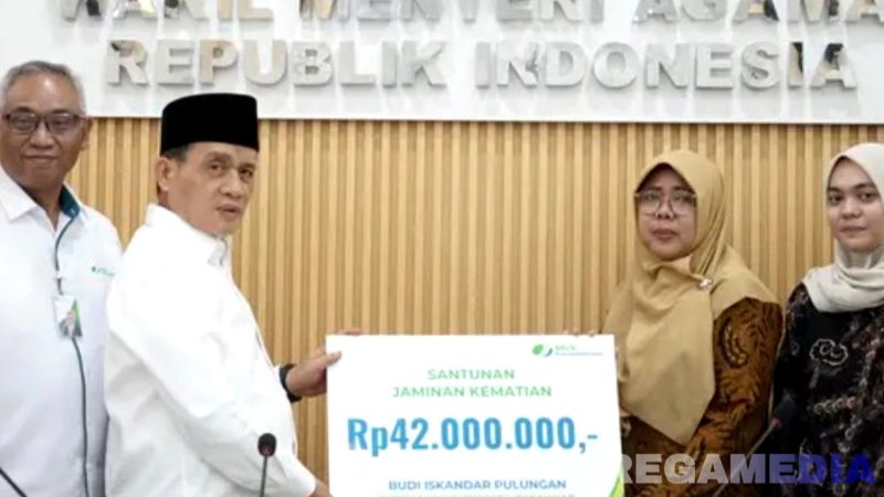 Caption: BPJS Ketenagakerjaan dampingi Wakil Menteri Agama, menyerahkan santunan kematian kepada pihak keluarga petugas haji yang wafat, (dok. foto istimewa). 