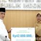 Caption: BPJS Ketenagakerjaan dampingi Wakil Menteri Agama, menyerahkan santunan kematian kepada pihak keluarga petugas haji yang wafat, (dok. foto istimewa). 
