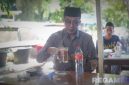 Caption: Bupati Pamekasan KH Kholilurrahman, saat ngopi di warkop sekitar rumah sakit di Kota Surabaya, (dok. regamedianews). 