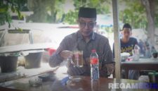 Caption: Bupati Pamekasan KH Kholilurrahman, saat ngopi di warkop sekitar rumah sakit di Kota Surabaya, (dok. regamedianews). 