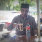 Caption: Bupati Pamekasan KH Kholilurrahman, saat ngopi di warkop sekitar rumah sakit di Kota Surabaya, (dok. regamedianews). 