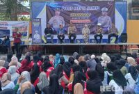 Caption: anggota Satlantas Polres Sampang, saat mensosialisasikan peraturan tertib berlalu lintas kepada mahasiswa Stikes Sukma Wijaya, (dok. regamedianews). 