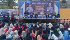 Caption: anggota Satlantas Polres Sampang, saat mensosialisasikan peraturan tertib berlalu lintas kepada mahasiswa Stikes Sukma Wijaya, (dok. regamedianews). 