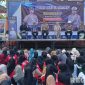 Caption: anggota Satlantas Polres Sampang, saat mensosialisasikan peraturan tertib berlalu lintas kepada mahasiswa Stikes Sukma Wijaya, (dok. regamedianews). 
