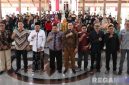 Caption: Sekdakab Bangkalan dan IAI Jatim, pose bersama usai Workshop Revitalisasi Alun-Alun Bangkalan, di Pendopo Agung, (dok. regamedianews). 