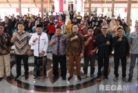 Caption: Sekdakab Bangkalan dan IAI Jatim, pose bersama usai Workshop Revitalisasi Alun-Alun Bangkalan, di Pendopo Agung, (dok. regamedianews). 