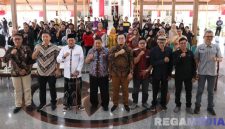 Caption: Sekdakab Bangkalan dan IAI Jatim, pose bersama usai Workshop Revitalisasi Alun-Alun Bangkalan, di Pendopo Agung, (dok. regamedianews). 