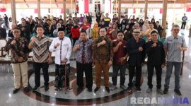 Caption: Sekdakab Bangkalan dan IAI Jatim, pose bersama usai Workshop Revitalisasi Alun-Alun Bangkalan, di Pendopo Agung, (dok. regamedianews). 