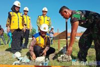 Caption: Wabup Sampang KH Ahmad Mahfud, letakkan batu pertama tanda dimulainya pembangunan fisik gerai Kopdes Merah Putih, (dok. regamedianews). 