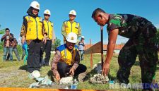Caption: Wabup Sampang KH Ahmad Mahfud, letakkan batu pertama tanda dimulainya pembangunan fisik gerai Kopdes Merah Putih, (dok. regamedianews). 