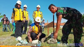 Caption: Wabup Sampang KH Ahmad Mahfud, letakkan batu pertama tanda dimulainya pembangunan fisik gerai Kopdes Merah Putih, (dok. regamedianews). 