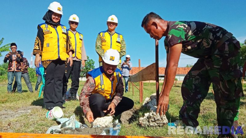 Caption: Wabup Sampang KH Ahmad Mahfud, letakkan batu pertama tanda dimulainya pembangunan fisik gerai Kopdes Merah Putih, (dok. regamedianews). 