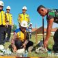 Caption: Wabup Sampang KH Ahmad Mahfud, letakkan batu pertama tanda dimulainya pembangunan fisik gerai Kopdes Merah Putih, (dok. regamedianews). 