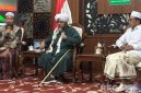 Caption: Bupati Pamekasan KH Kholilurrahman mendampingi Habib Alwi Alaydrus, di Mandhapa Ronggosukowati, (dok. regamedianews). 