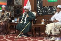 Caption: Bupati Pamekasan KH Kholilurrahman tengah mendampingi Habib Alwi Alaydrus, di Mandhapa Ronggosukowati, (dok. regamedianews).